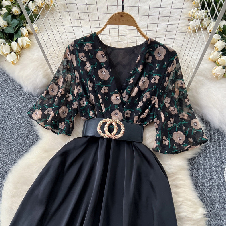 light and mature style V-neck, trumpet sleeves dress